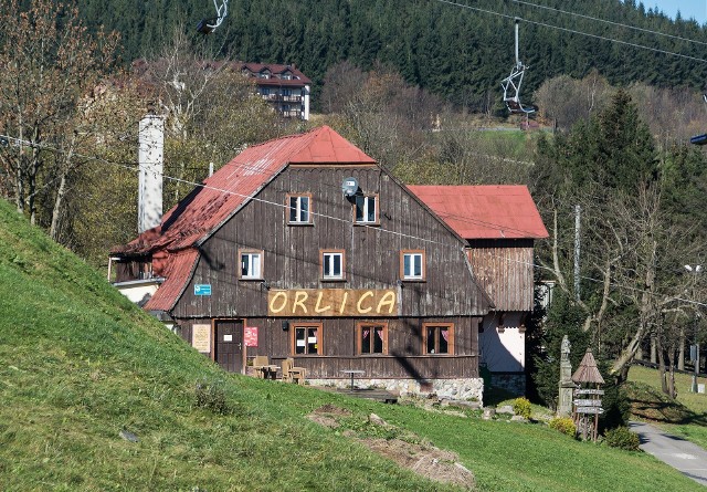 Schronisko „Orlica” w Dusznikach-Zdroju to może najstarszy budynek w całym Zieleńcu. W tym zabytku można nie tylko przenocować, ale i dobrze zjeść. Zdjęcie na licencji CC BY-SA 4.0.