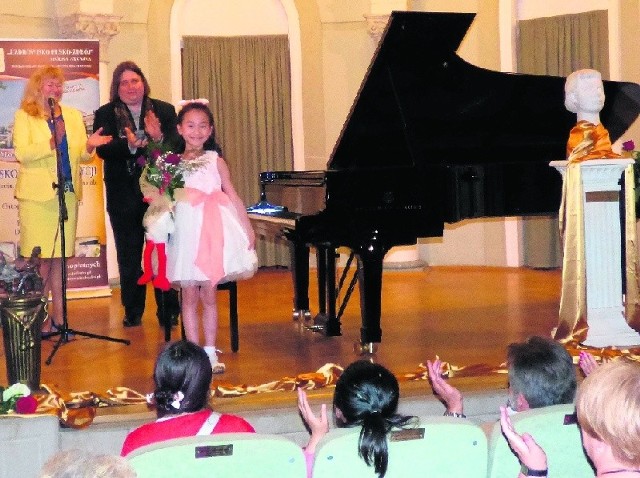 9-letnia Harmony Zhu była rewelacją buskiego Lata z Chopinem 2015. Po koncercie otrzymała gratulacje od dyrektorów festiwalu - Alicji Bednarskiej i Krystiana Tkaczewskiego, a publiczność w Marconim biła brawo!