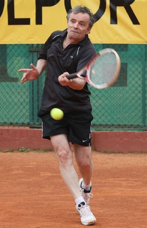 Reżyser Piotr Szczerski po pięciu latach przerwy zagrał w Turnieju Tenisowym Kolportera. 