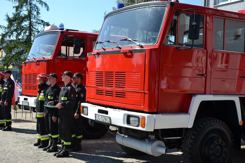 Antoni Macierewicz, szef MON,  sprezentował strażakom z OSP...
