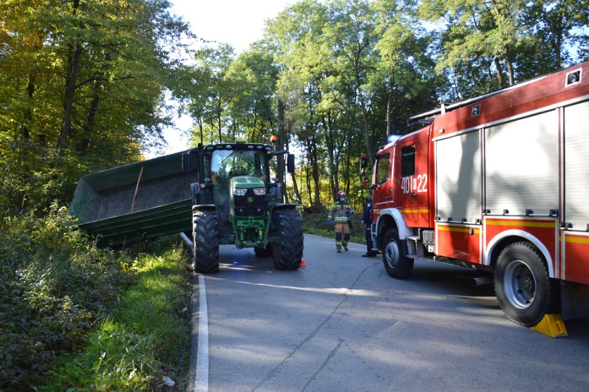 Wypadek w Ujeździe. W zderzeniu busa z ciągnikiem zginęła...