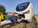 Trzy osoby nie żyją! Tragedia na przejeździe kolejowym w Dąbrówce Wielkopolskiej. Volvo wjechało wprost pod pociąg