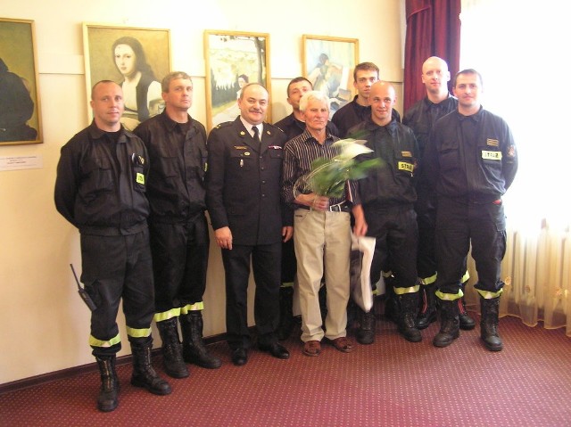 Henrykowi Fijałowi (w środku) gratulowali między innymi liscy strażacy, w tym ich szef Tomasz Krzyczkowski.