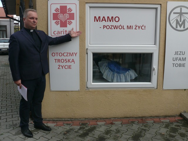 - Tak naprawdę wygląda Okno Życia w Radomiu - prezentuje ksiądz Robert Kowalski, dyrektor radomskiej Caritas.