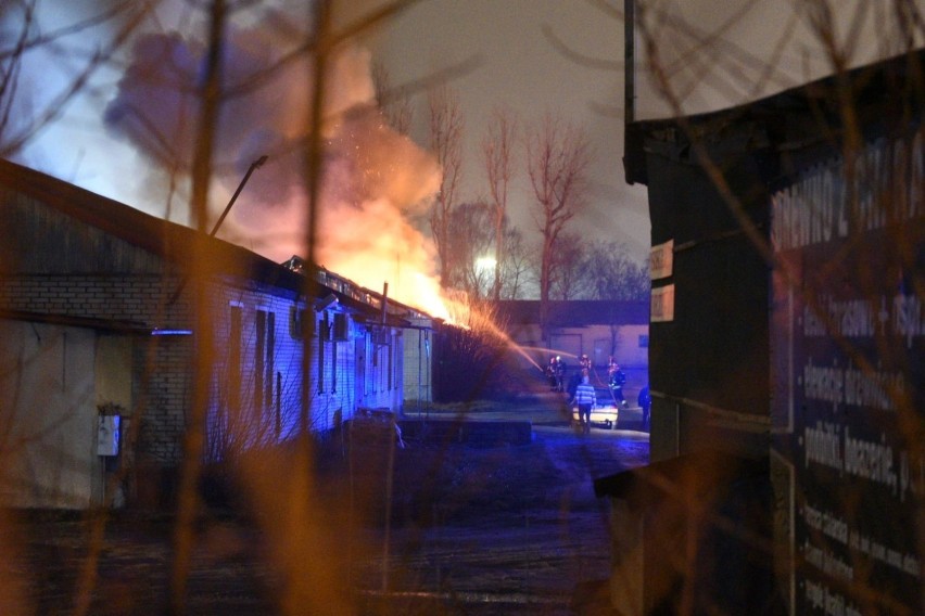 Pożar budynku w Toruniu. Z ogniem przy ul. Grudziądzkiej walczyło 20 zastępów strażaków