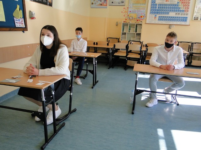 Uczniowie czterech klas ósmych z PSP numer 1 w Radomiu pisali w środę egzamin z matematyki.