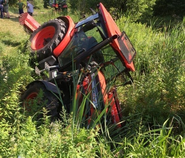 Niefortunne koszenie trawy w Lublinie. Ciągnik rolniczy wpadł do rzeki