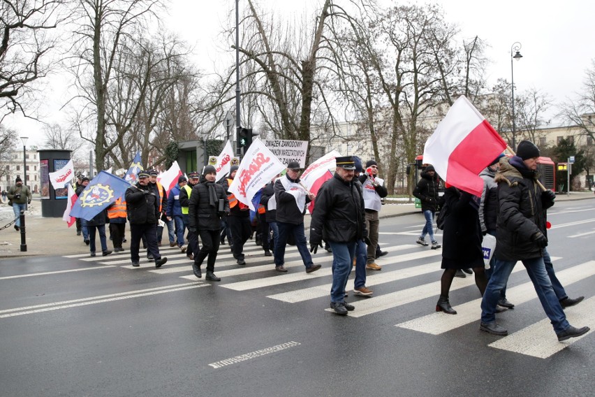 Pracownicy PKP Linia Hutnicza Szerokotorowa protestowali przed konsulatem Ukrainy. Wspierali ich związkowcy