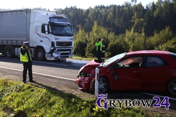 Wypadek na DK 28 w Paszynie. Zderzyły się samochód osobowy i ciężarowy
