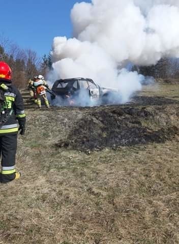 Lubomierz. Samochód płonął jak pochodnia w trudno dostępnym terenie. Strażacy ugasili pożar przy pomocy gaśnic [ZDJĘCIA]