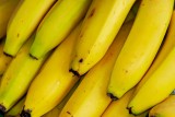 Banany - oto skutki jedzenia tych owoców. To dzieje się z nami, gdy jemy dużo bananów