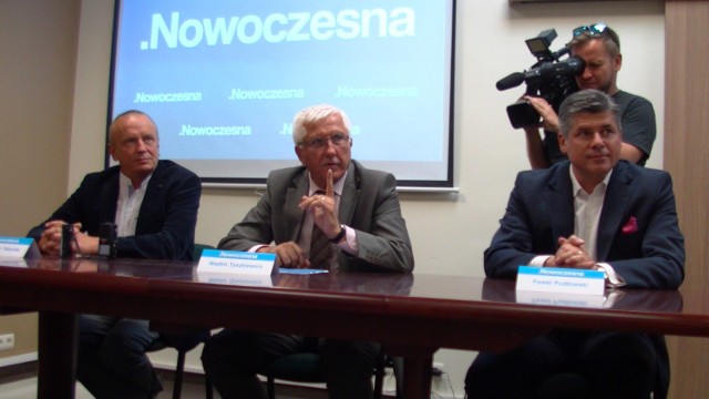 Od lewej: Waldemar Taborski, Wadim Tyszkiewicz i Paweł Pudłowski, czyli przedstawiciele stowarzyszenia Nowoczesna w województwie lubuskim.