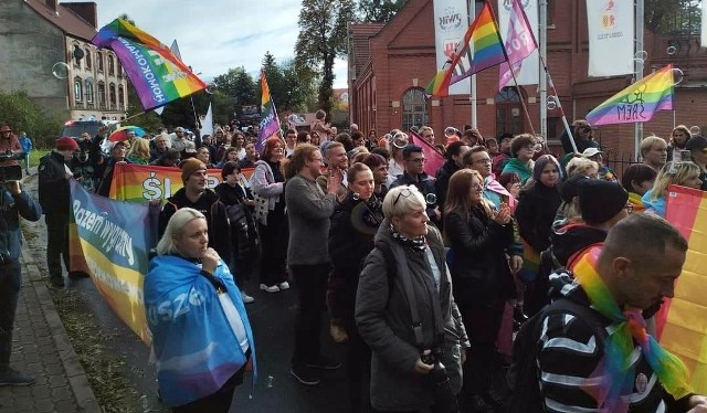 Okazało się, że w Bolesławcu zebrała się podobna liczba zwolenników społeczności LGBT, co przeciwników (kontrmanifestacja).