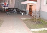 Krasnystaw. 18-latek uciekał przed policją, wjechał w blok (ZDJĘCIA)