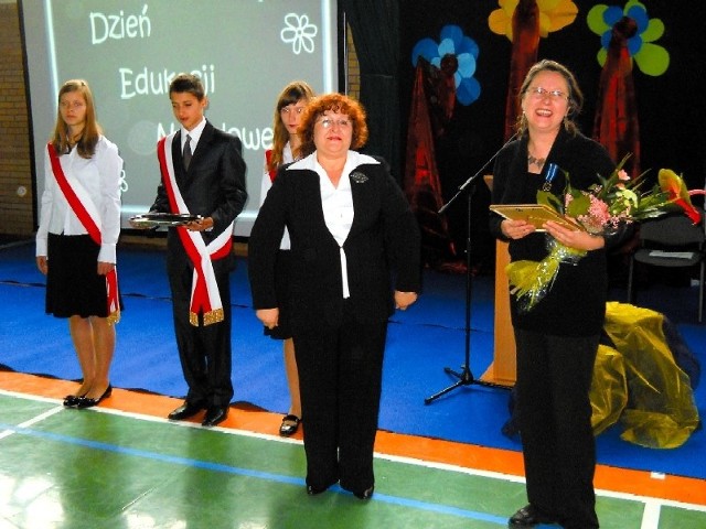 Radna Maria Rydzewska (na zdj. po prawej) otrzymała z rąk Barbary Borkowskiej (po lewej) Rycerski Medal Przyjaźni i bukiet kwiatów