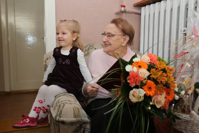 Pani Jadwiga Gierszewska z 2,5-letnią Amelią, z którą spędza sporo czasu. Razem oglądają bajki, a nawet jedzą różne przysmaki, które przygotowuje mama Amelii Karolina, wnuczka jej siostry