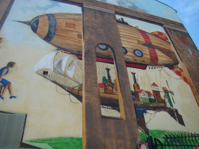Oświęcim. Odsłonięcie murala na ścianie banku rozpoczęło Tauron Life Festival Oświęcim. Autor z wysięgnika podpisał swoje dzieło [ZDJĘCIA]