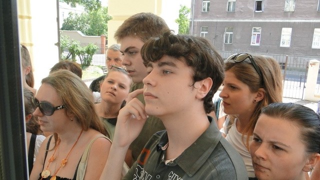W czwartek równo o godzinie 14.00 gimnazjaliści, sprawdzali na miejscu, czy dostali się do wymarzonej szkoły. Tak było miedzy innymi w VI Liceum Ogólnokształcącym w Radomiu.