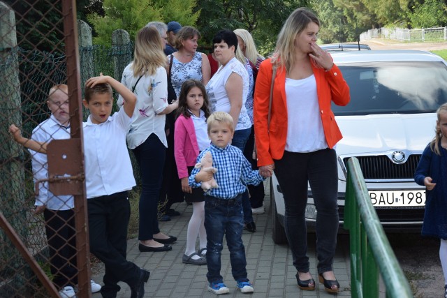 Sytuację ratować chciała Malwina Pietrewicz wyrażajac chęć pracy w szkole i tymczasowego pełnienia obowiązków dyrektora. Udała się więc na rozmowę w tej sprawie z panią wójt, ale ta jej nie zatrudniła.