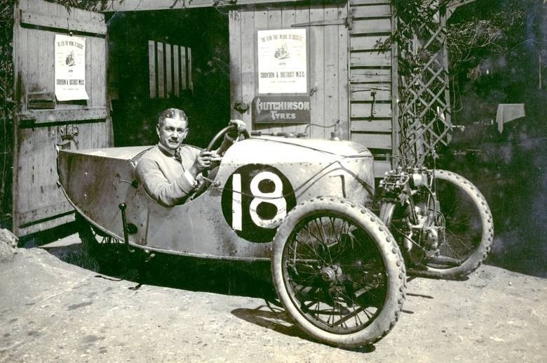 Klasyczny cyclecar - Morgan Three Wheeler z roku 1910. Dziś...