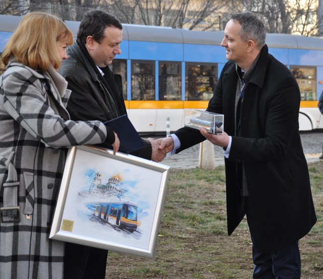 Uroczystości z 13 stycznia towarzyszył przejazd promocyjny ulicami miasta z udziałem przedstawicieli rządu, samorządu Sofii i mediów. Tego samego dnia pojazd rozpoczął normalną liniową ekslopatację.