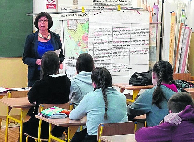 Zajęcia z młodzieżą na temat globalizacji poprowadziła pracownica biblioteki Jolanta Bąk