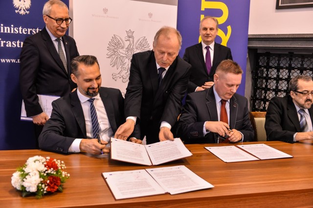 W Pomorskim Urzędzie Wojewódzkim w Gdańsku podpisano umowę na budowę drogi szybkiego ruchu S6 na odcinku Gdynia - Szemud