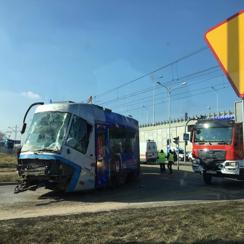 Zderzenie tramwaju z samochodem ciężarowym na skrzyżowaniu...