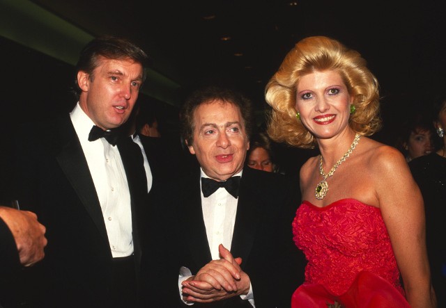 Ivana Trump z Donaldem Trumpem. W środku Jackie Mason, amerykański komik oraz aktor filmowy i telewizyjny