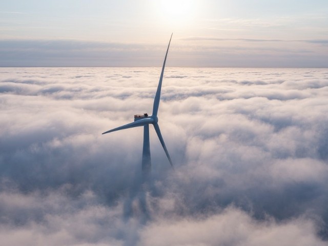 Prąd z pierwszych farm wiatrowych na Bałtyku popłynąć ma do odbiorców w naszym kraju w 2026 roku.