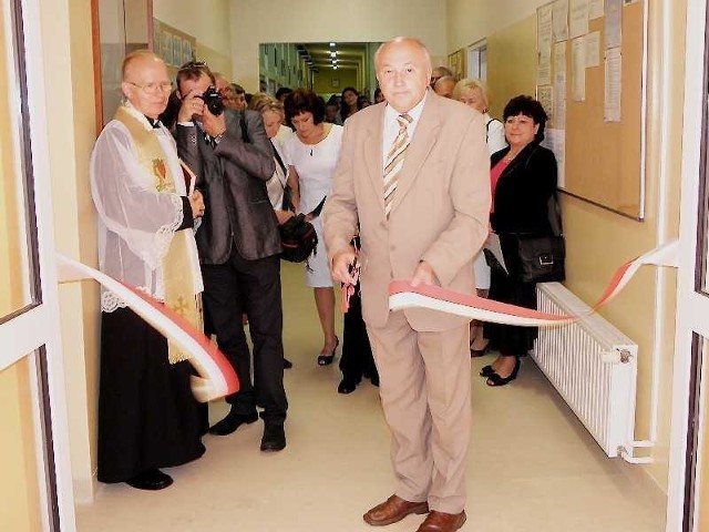 Za kadencji Lecha Skarbińskiego przeprowadzono rekordową liczbę inwestycji. Na zdjęciu były wójt podczas otwarcia sali gimnastycznej w Jaksicach.