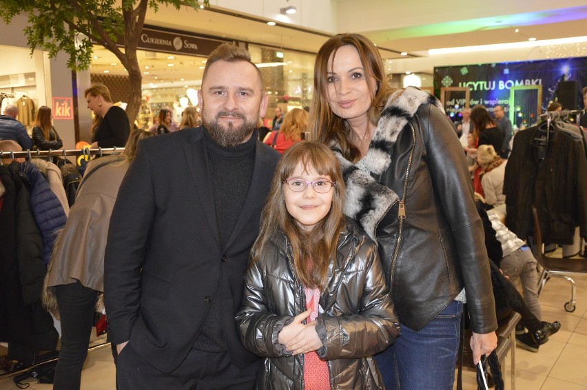 Poseł Piotr Liroy Marzec z żoną i córką