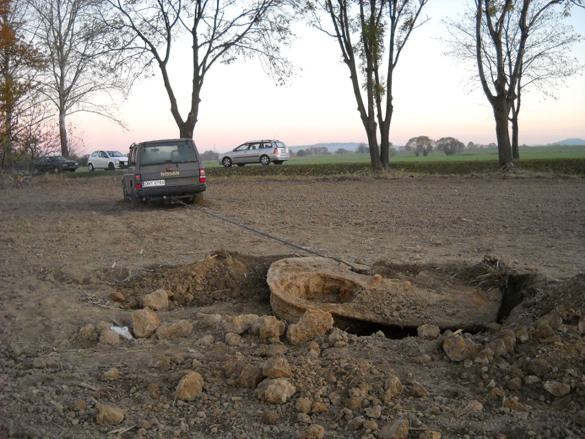 Odkopana część wieżyczki ciężkiego czołgu radzieckiego z...