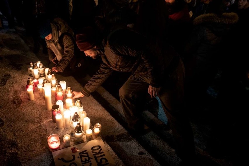 Poznań: Tłumy poznaniaków na placu Wolności milczeniem i tysiącami świateł oddały hołd zamordowanemu Pawłowi Adamowiczowi [ZDJĘCIA]