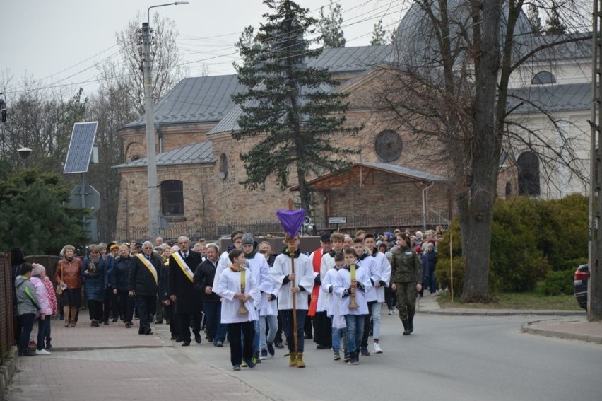 Droga Krzyżowa ulicami Suchedniowa. Modliło się około tysiąca wiernych