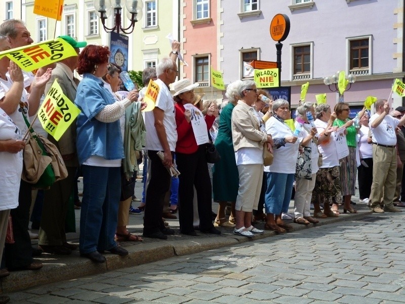 Wrocław: Protest przeciwko podwyżkom za odbiór śmieci (ZDJĘCIA)