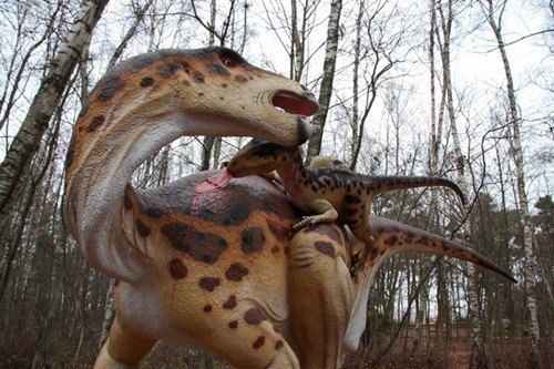 W lesie stoi już iguanodon z deinonychem na grzbiecie.
