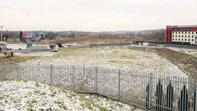 Na tym terenie przy drodze krajowej 94 ma powstać kompleks handlowy