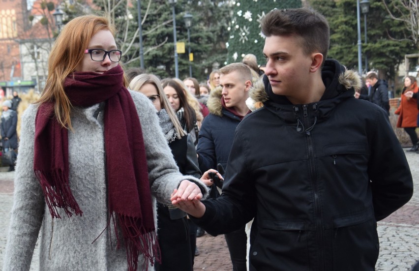 Polonez maturzystów w Kędzierzynie-Koźlu. Na placu Wolności zatańczyło 150 uczniów. Zobacz, jak im poszło [ZDJĘCIA, WIDEO]