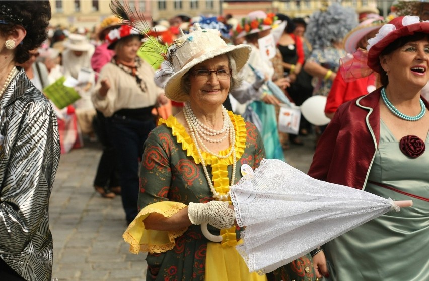 Marsz Kapeluszy we Wrocławiu. Seniorzy pobili rekord Guinessa (ZDJĘCIA, FILM)