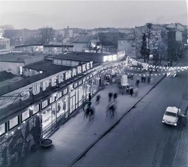 Supermarket przy ul. Starzyńskiego, gdzie przed 40 laty było centrum handlowe