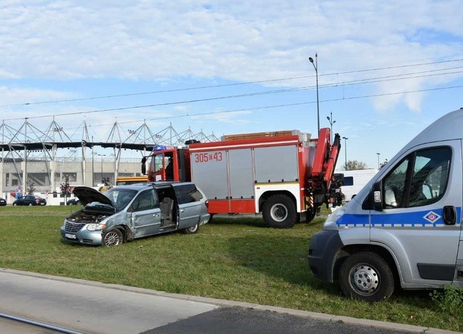 Wypadek na al. Piłsudskiego. Kierowca miał atak padaczki, samochód uderzył w słup [zdjęcia]