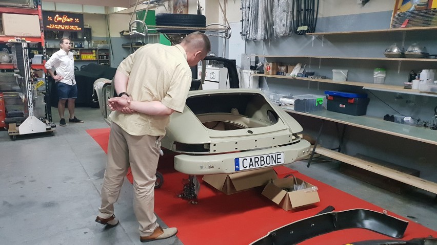 Historyczne Porsche 911 trafiają do remontu do Łodzi. Garaż firmy Car Bone [ZDJĘCIA]