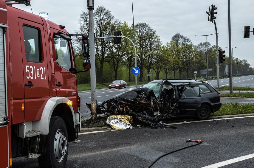 Śmiertelny wypadek pod Polkowicami. Kierowca uderzył w słup (ZDJĘCIA, FILM)