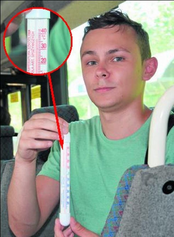 Sebastian Dyrda pokazuje temperaturę w autobusie