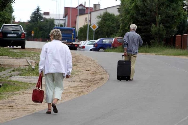 Mieszkańcy ulicy Francuskiej dziwią się, że drogowcy wylali tu nowy asfalt, a chodniki zostały w takim stanie, jak do tej pory.