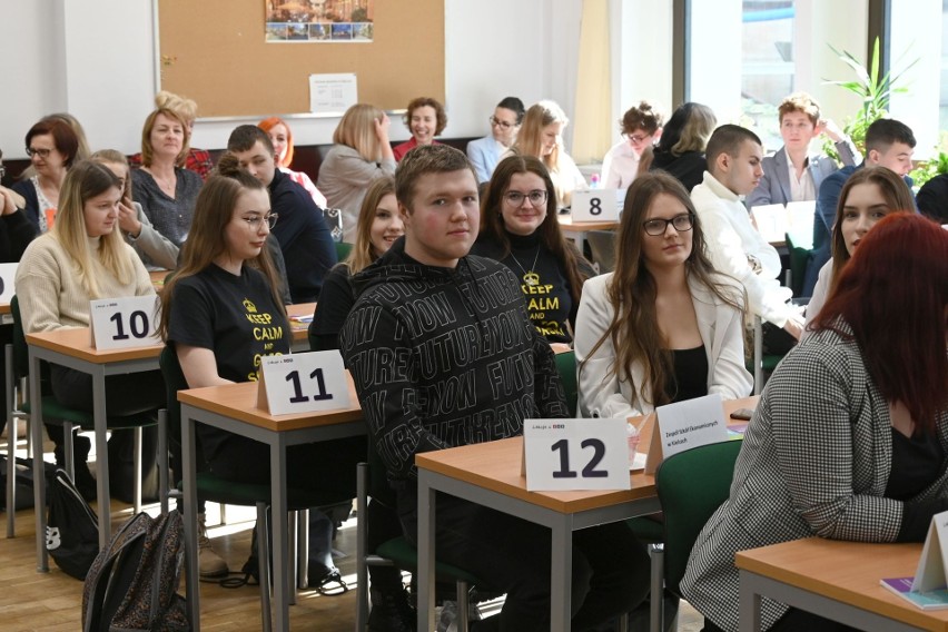 Olimpiada „Warto Wiedzieć Więcej” Zakładu Ubezpieczeń Społecznych w Kielcach. Uczniowie walczą o indeksy szkół wyższych. Zdjęcia