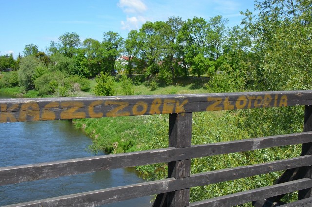 Drewnianym mostem nad Drwęcą przebiega granica między Toruniem a gminą Lubicz, między toruńskim osiedlem Kaszczorek a wsią Złotoria. Jego fatalny stan od lat widać gołym okiem. Zdjęcie zostało wykonane oczywiście jeszcze przed jego zamknięciem