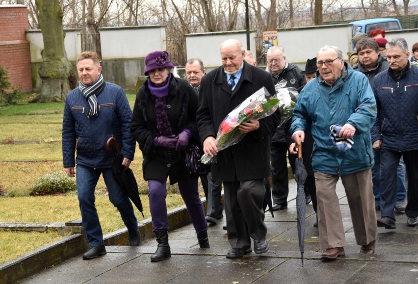 Złożyli kwiaty na Cmentarzu Żołnierzy Radzieckich [ZDJĘCIA]. "To właśnie oni wyzwalali Malbork"