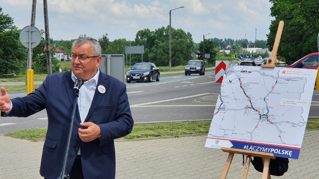Andrzej Adamczyk, minister infrastruktury, podczas sobotniej konferencji prasowej w podlubelskich Niemcach